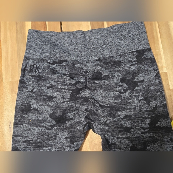 Gymshark Women's Adapt Camo Seamless Leggings - Asphalt Grey/Black - Picture 9 of 13